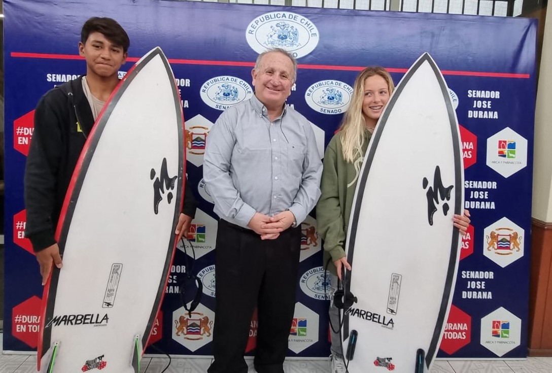 Senador Durana compromete gestiones en favor de ariqueños, campeones nacionales del surf