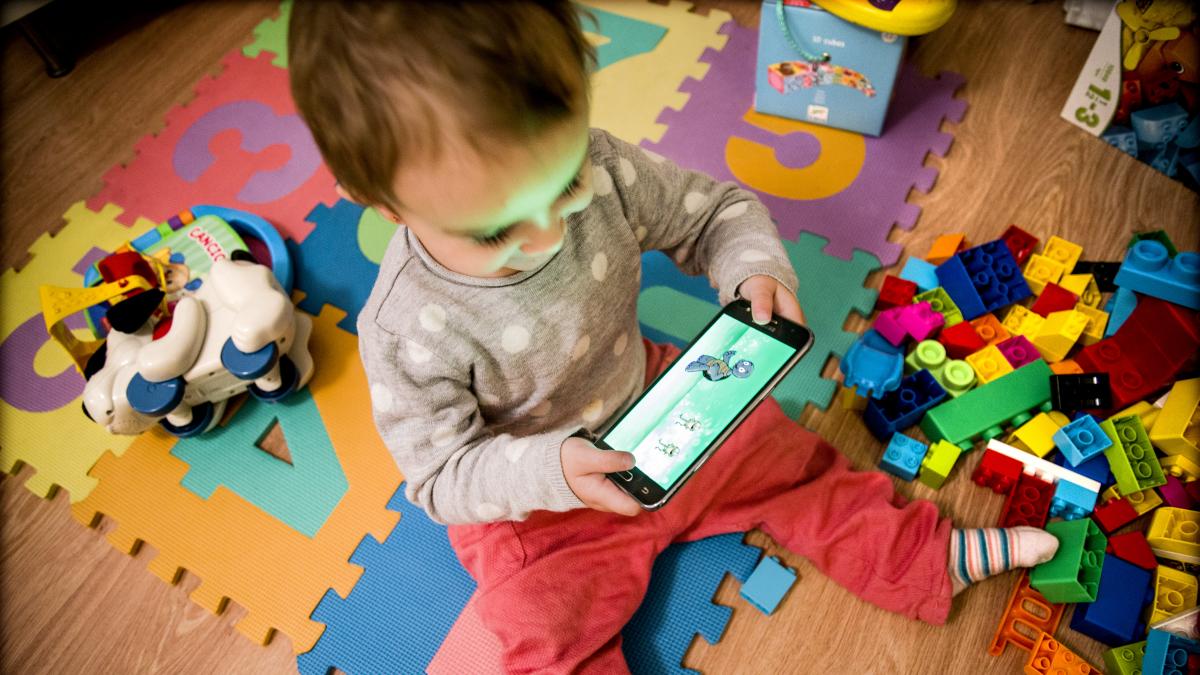 ¿Cómo impacta en niños menores de 10 años el uso excesivo de pantallas?