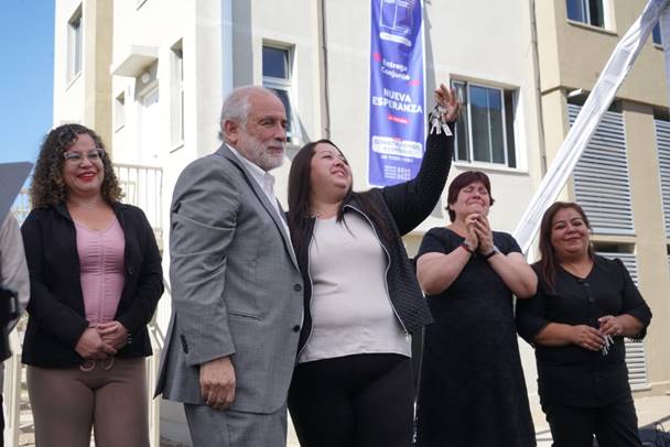 Ministro Montes entrega 70 viviendas en la Pintana: “Esta comuna sigue creciendo en tamaño y calidad de las viviendas”
