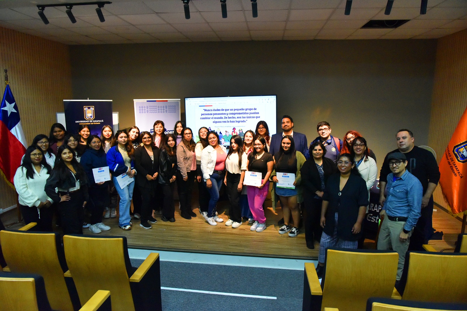 Profesionales y estudiantes de trabajo social participaron en charla sobre el legado de la mujer chilena
