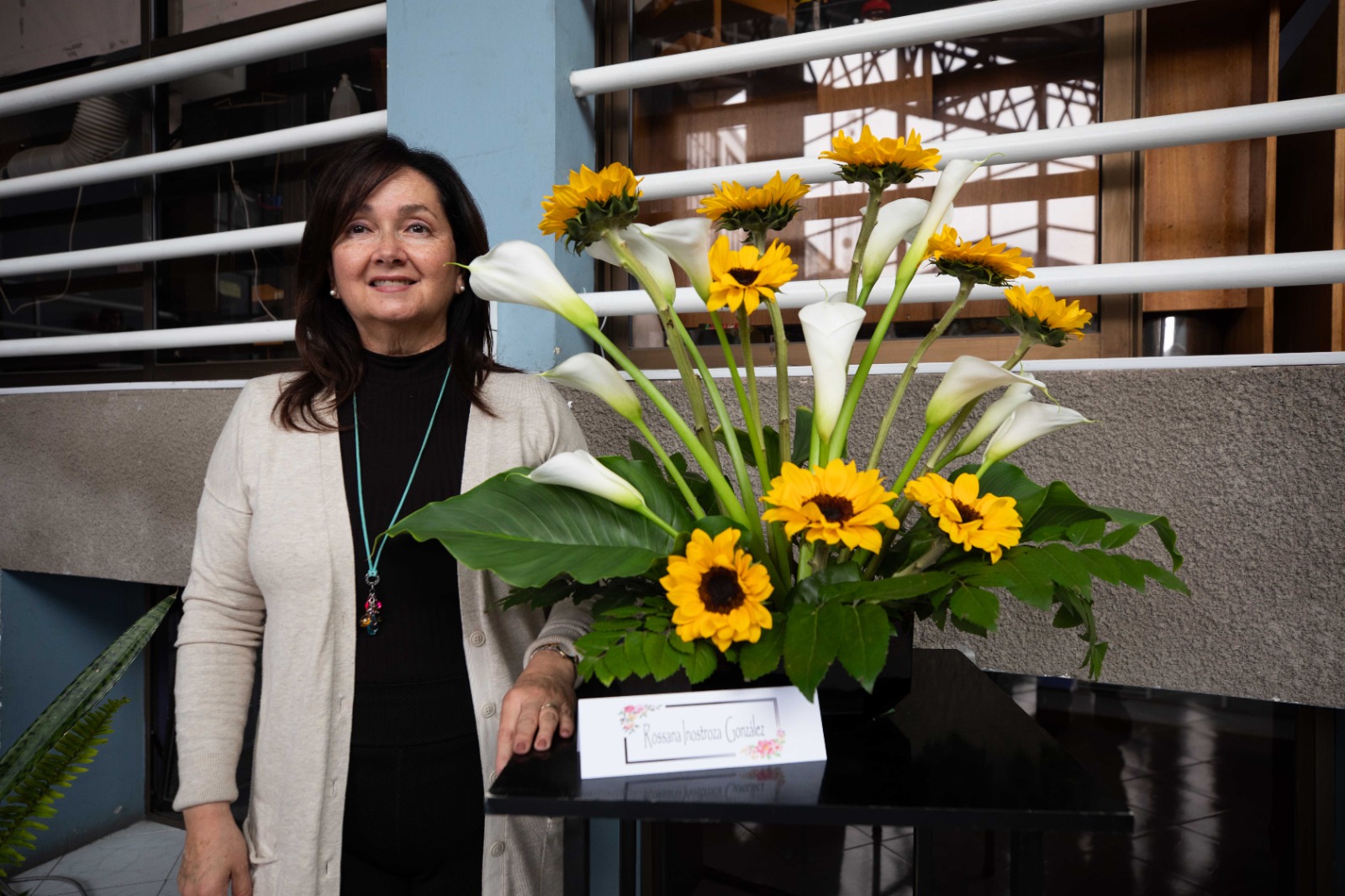 Con alegría, colores y flores inauguran exposición de arte floral en el Consistorial