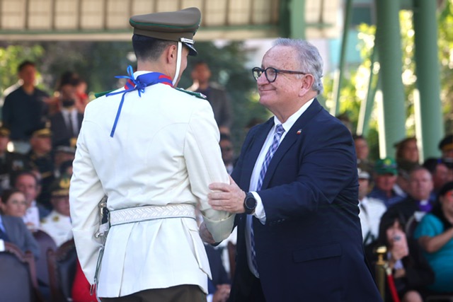Durana hace entrega de condecoración del Senado en ceremonia de egreso de 114 nuevos Carabineros en actividad que contó con Boric