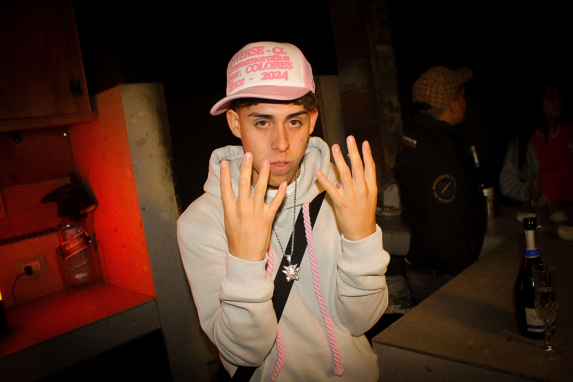 Kin$uyi lanza Entre Besos y Cicatrices, su nuevo álbum de tech-reggaetón