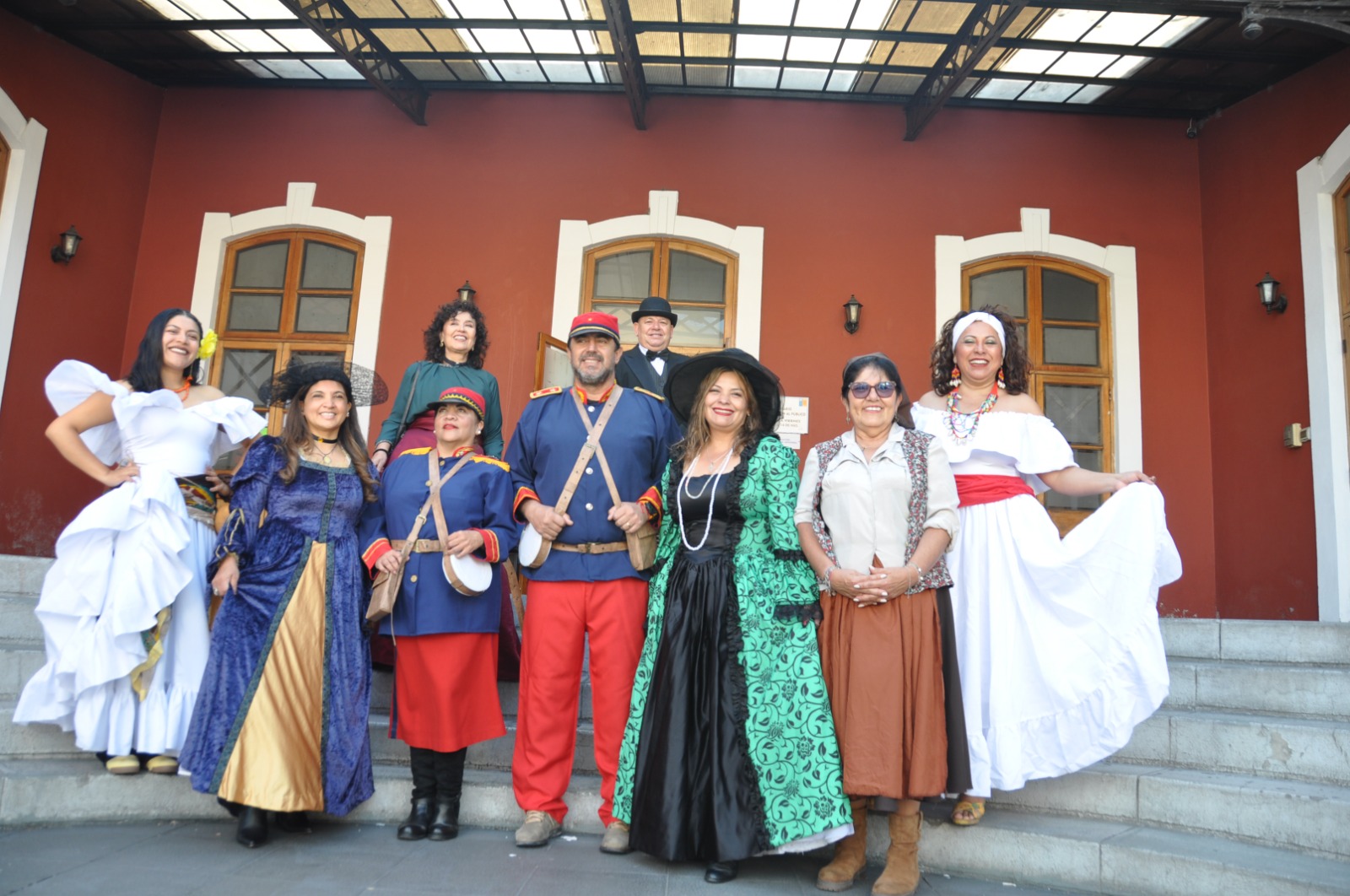 Cientos de personas recorren la histórica Casa del Gobernador durante el Día de los Patrimonios