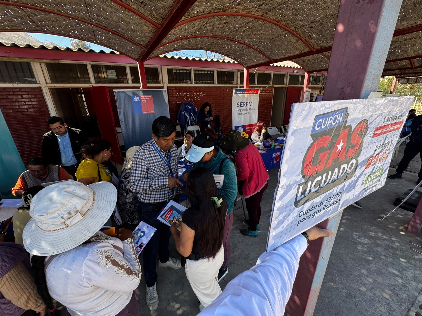 Gobierno en Terreno acerca servicios públicos y beneficio del gas a familias de Pampa Algodonal en Azapa