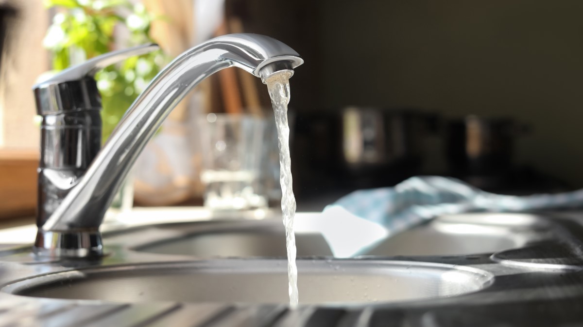 ¿El agua de la llave salió café o con sedimentos? Esto es lo que recomienda un experto