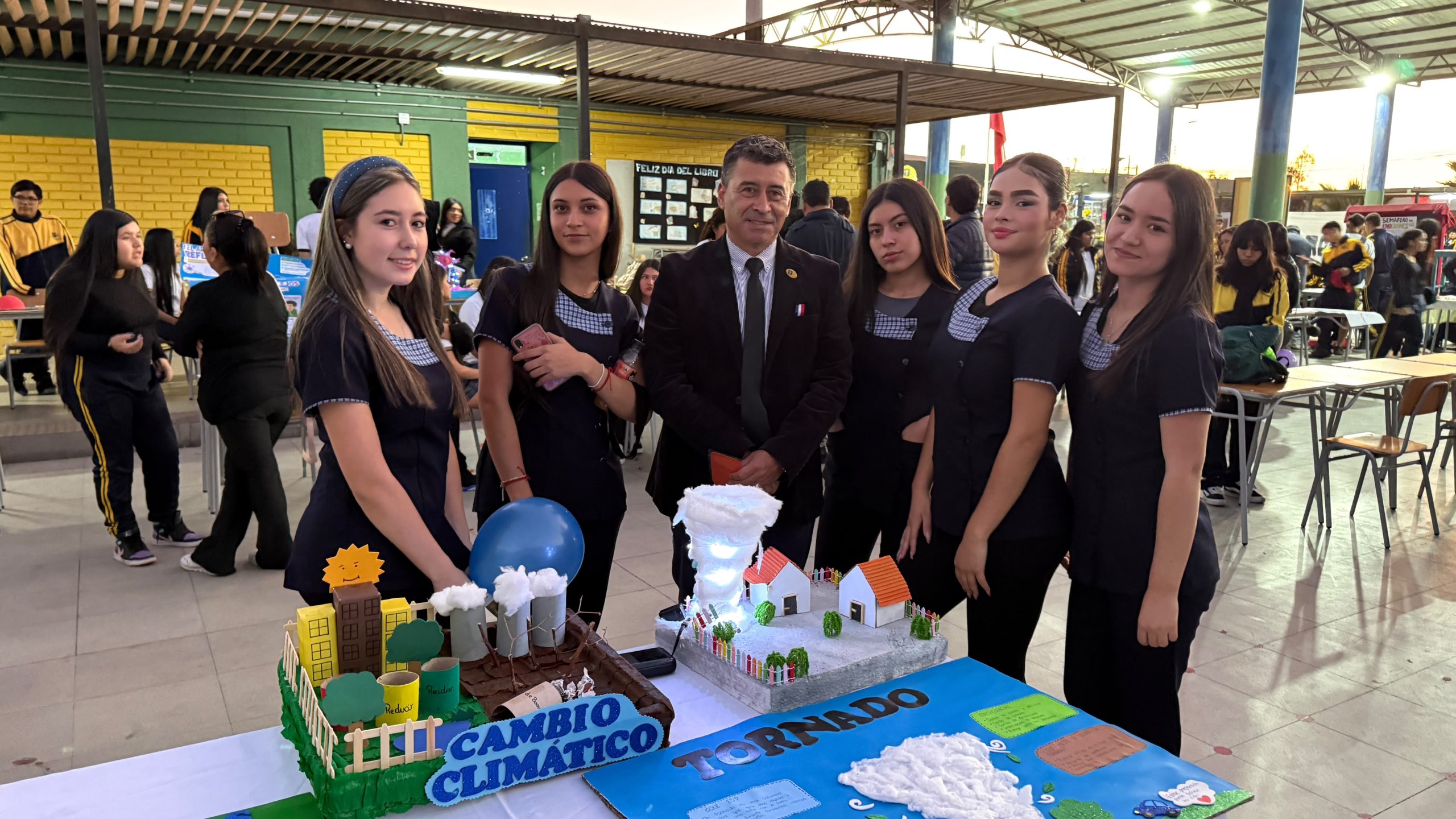 Liceo Instituto Comercial de Arica culmina su aniversario con una exitosa Feria Científica