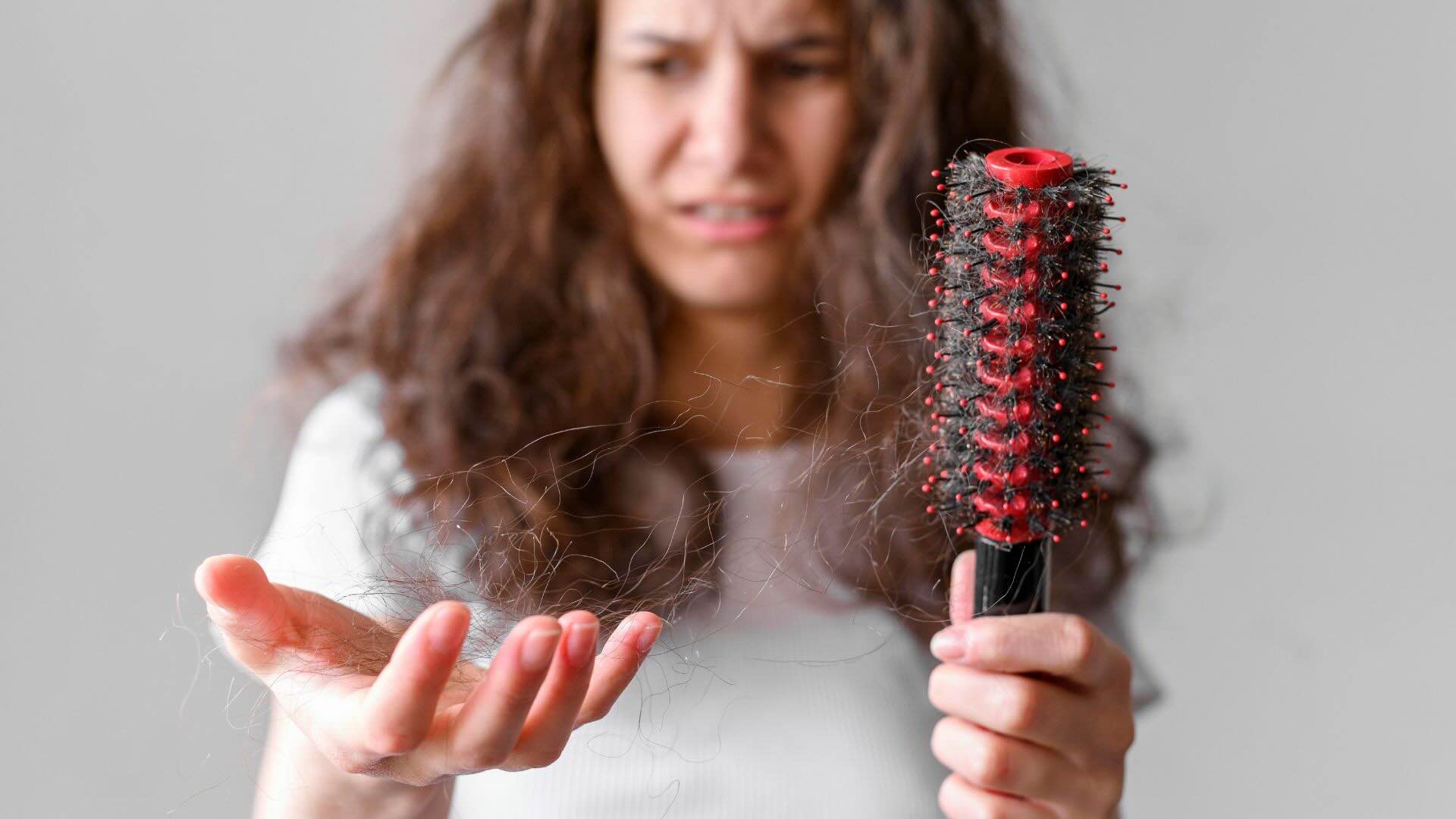 El 81% de los chilenos ha sufrido caída del cabello y esto también está cambiando las rutinas de limpieza del hogar
