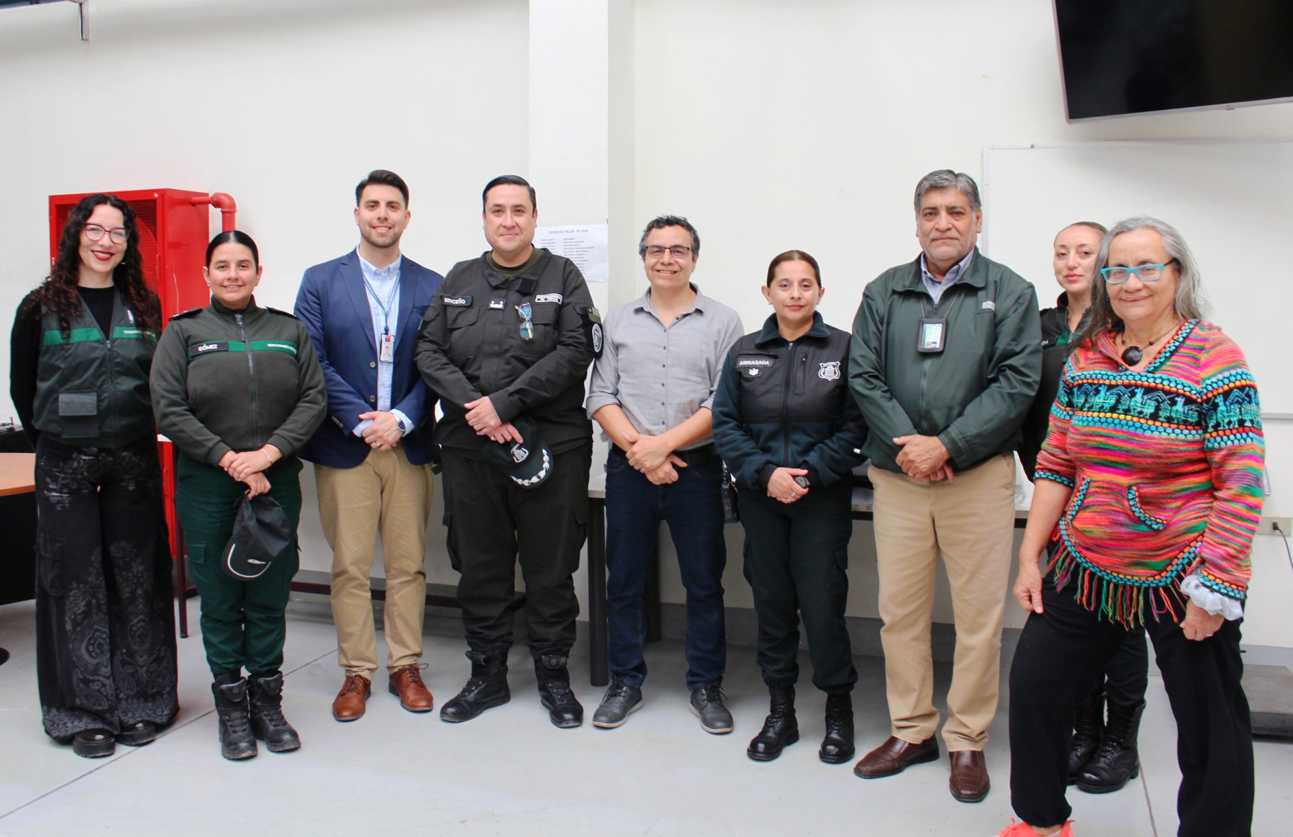 Personas privadas de libertad del Centro Penitenciario Femenino de Arica participaron en taller de encuadernación artesanal para libro comunitario
