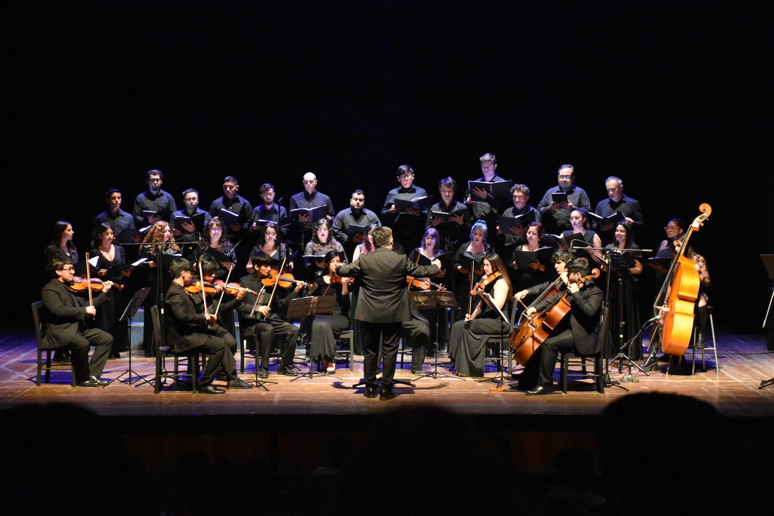 Coro de la Universidad de Tarapacá celebró 53 años de historia artística con gala en el Teatro Municipal