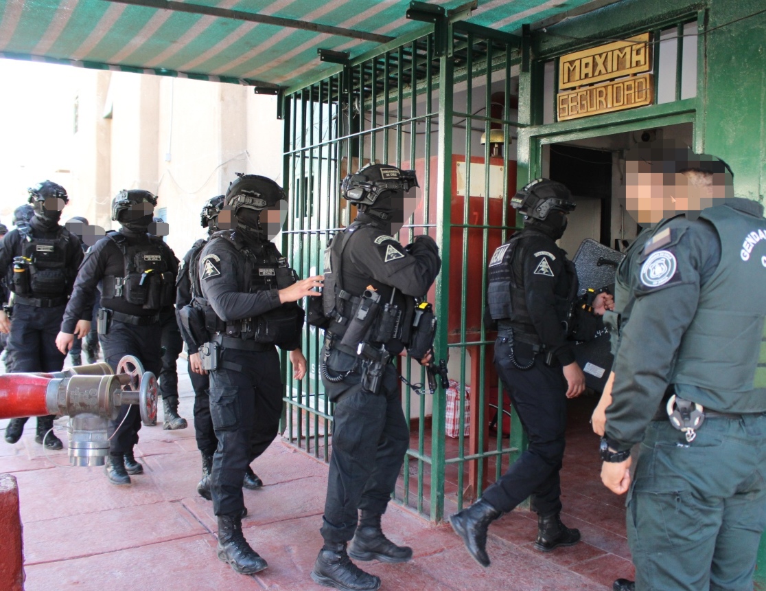Procedimiento de registro y allanamientos regionales potencia seguridad en recinto penal 