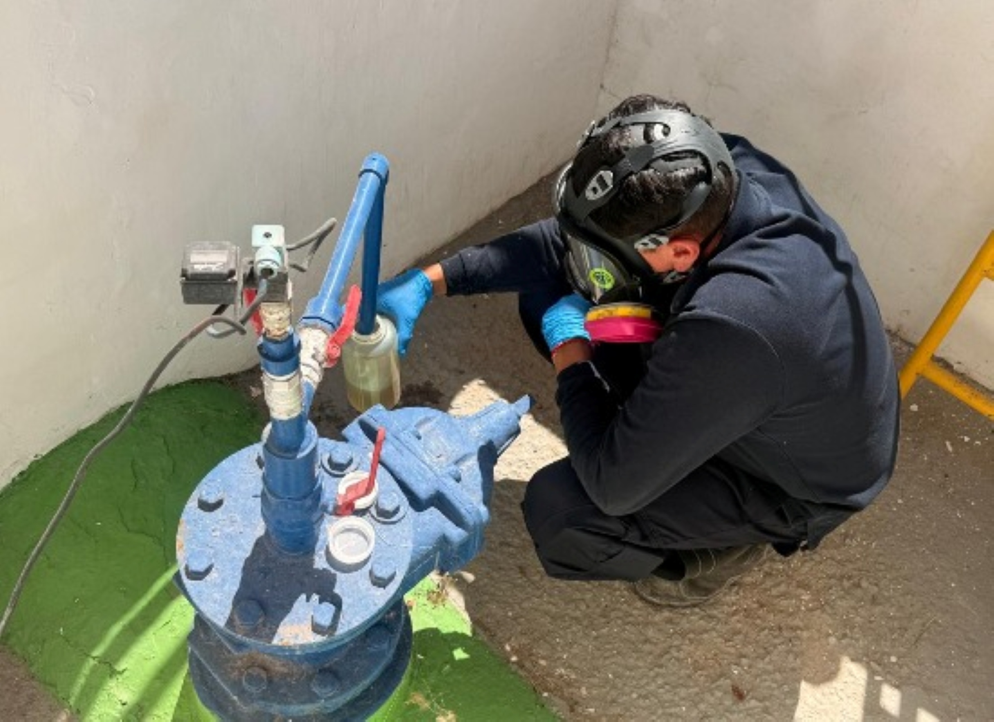 Aguas del Altiplano refuerza monitoreo permanente a emisario con toma de muestras en sector del litoral